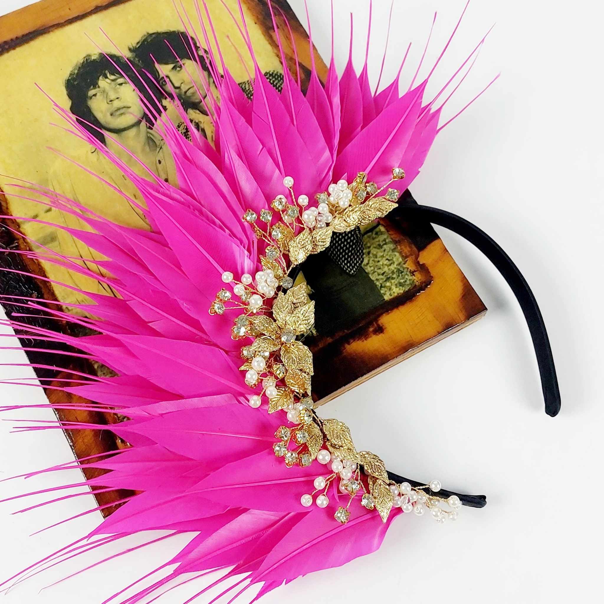 feather-fascinator-divalicious-lakita-bijoux-hot-pink