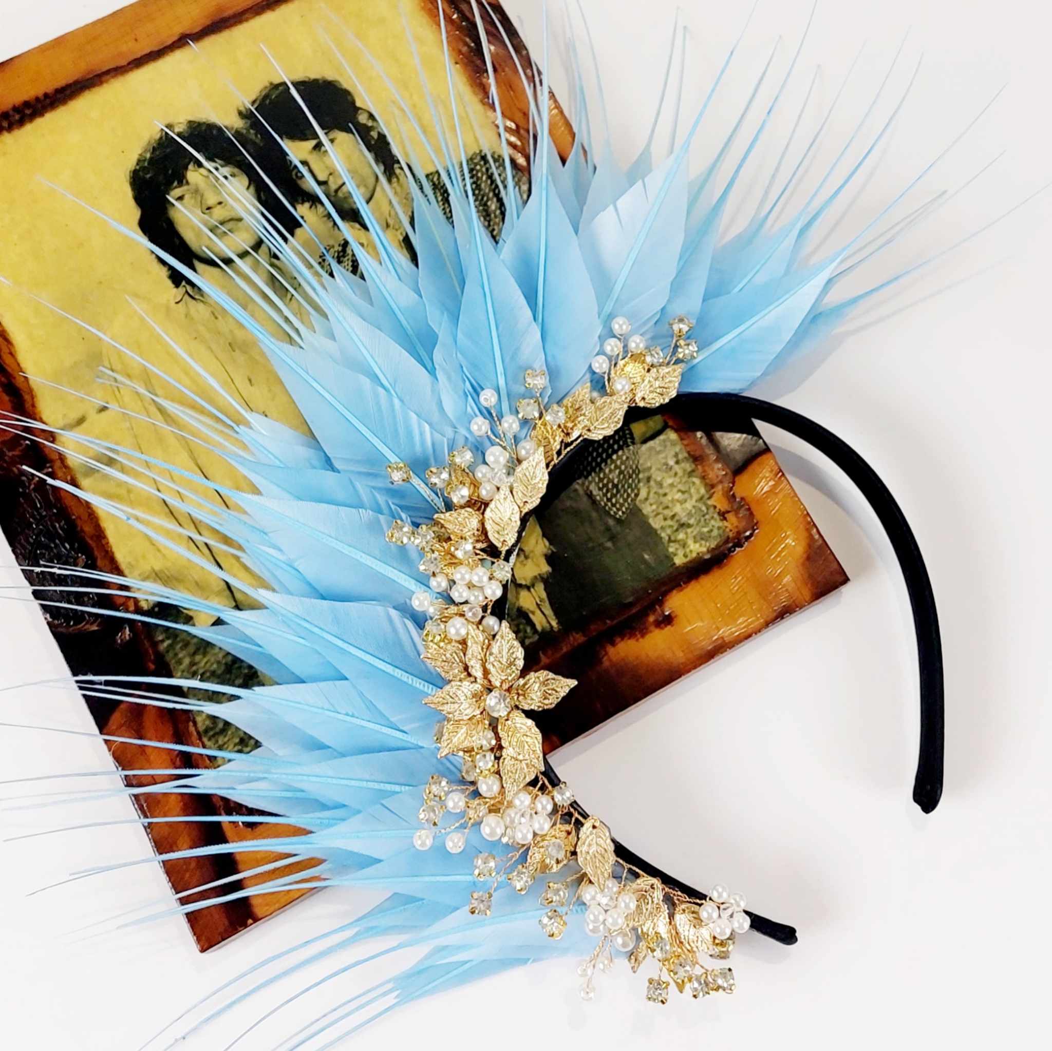 feather-fascinator-divalicious-lakita-bijoux-baby-blue-gold