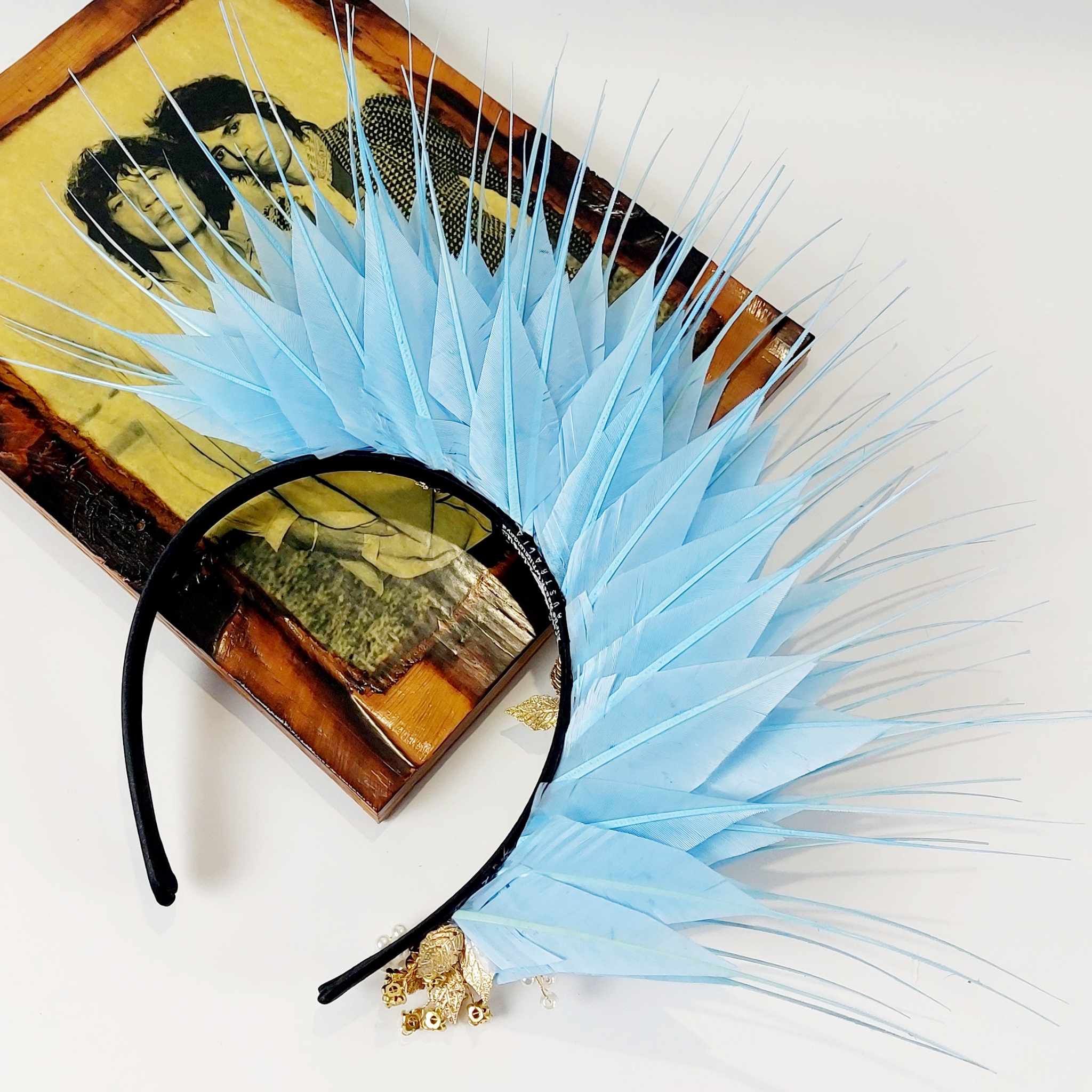 feather-fascinator-divalicious-lakita-bijoux-baby-blue-gold