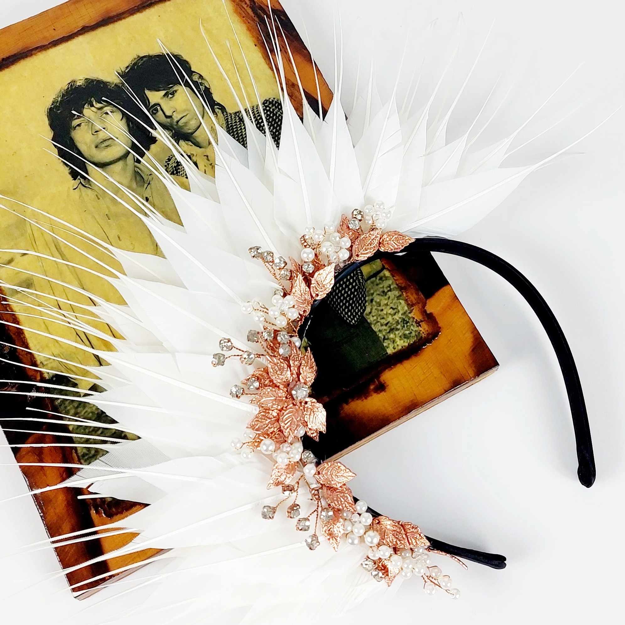 feather-fascinator-divalicious-lakita-bijoux-ivory