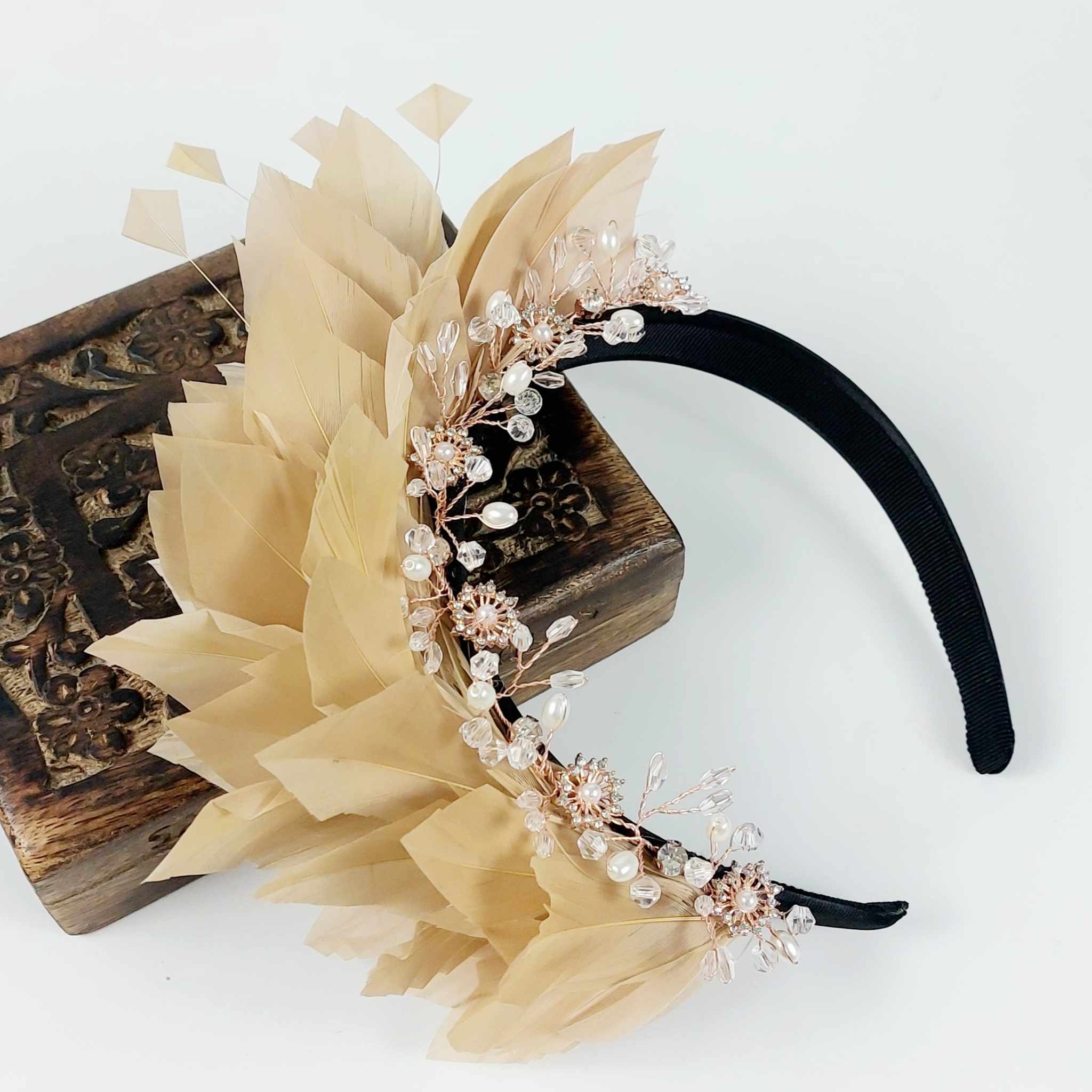 feather-fascinator-divalicious-anita-bijoux-beige